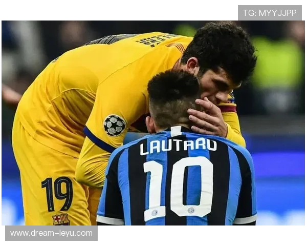 梅西与克鲁伊夫技术风格及时代影响力对比分析