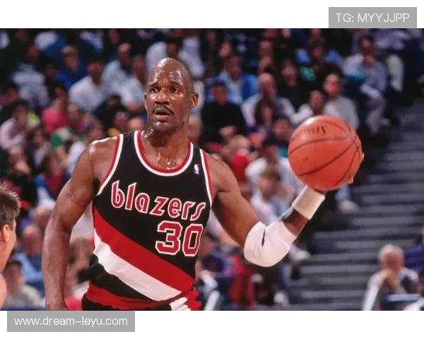 特里本赛季高位逼抢加剧防线压力显著优于昔日角色表现