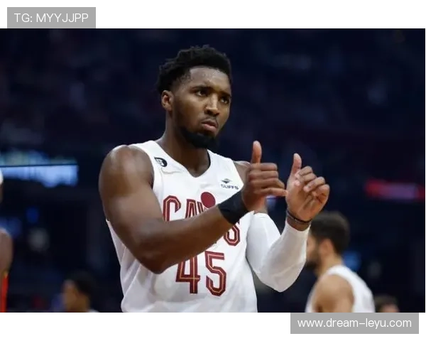 米切尔无球跑动效率提升，拉开骑士外线进攻空间